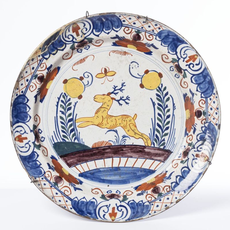 Plat en faïence de Delft au décor polychrome de grand feu figurant un cerf