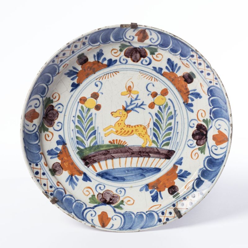 Assiette en faïence de Delft au décor polychrome de grand feu figurant un cerf