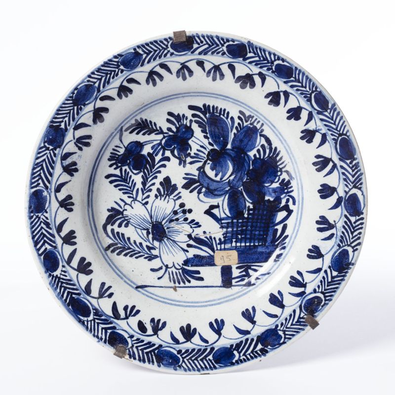 Assiette en faïence de Delft au décor de panier fleuri