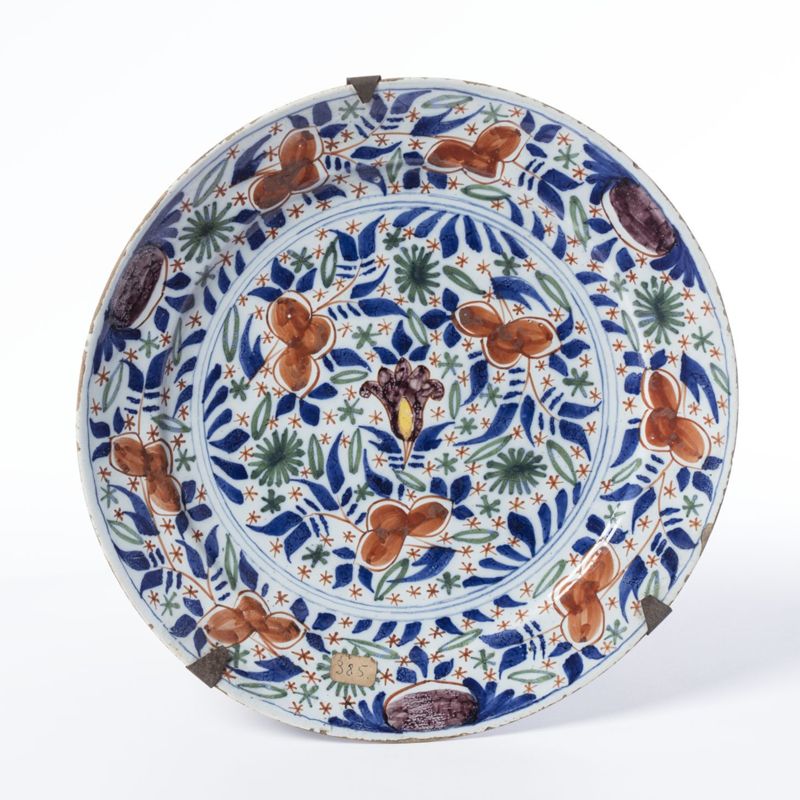 Assiette en faïence de Delft au décor polychrome d’un jeté de fleurs