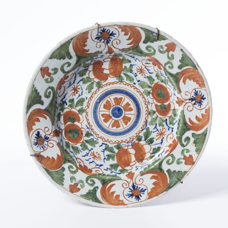 Assiette en faïence de Delft au décor polychrome de fleurs