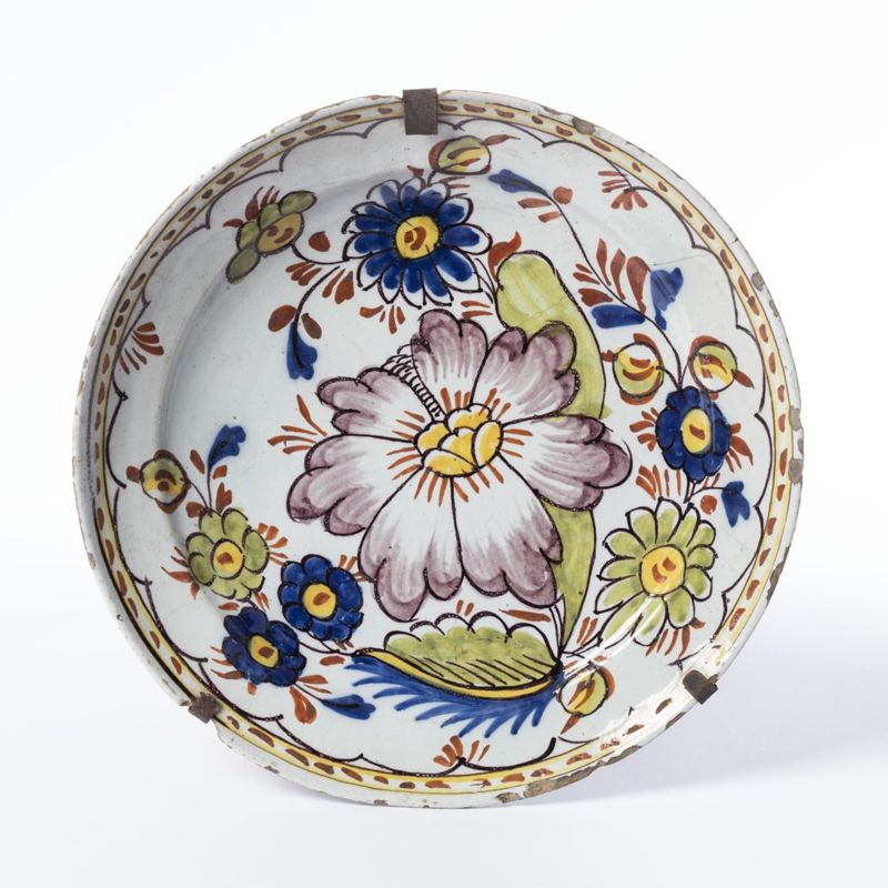 Assiette en faïence de Delft au décor polychrome de fleurs