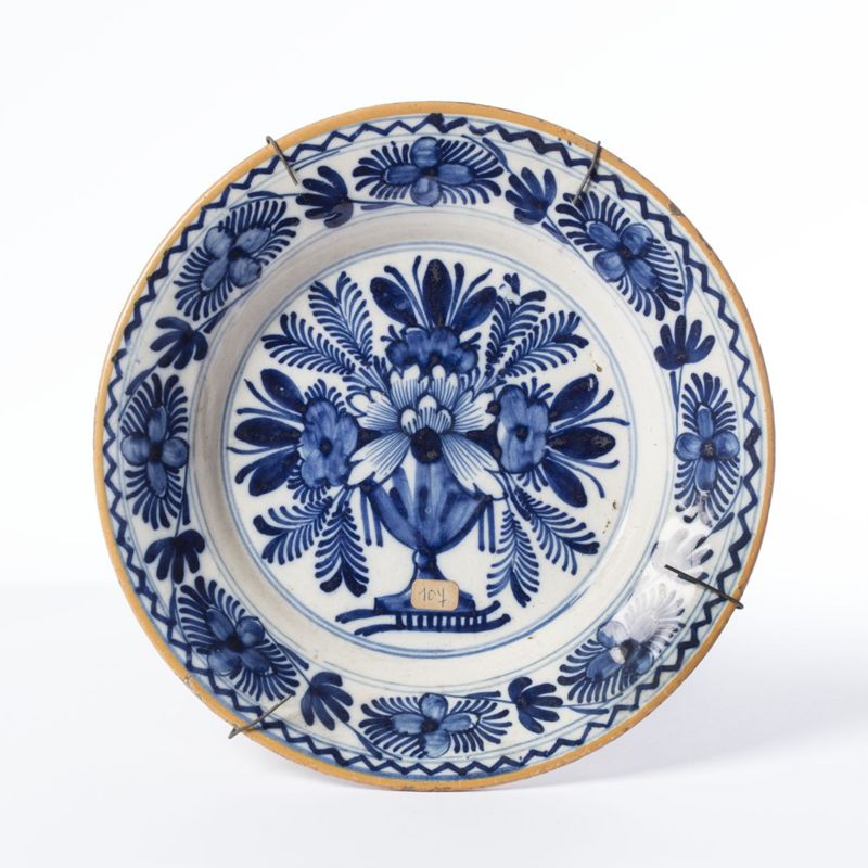 Assiette en faïence de Delft au décor de vase fleuri
