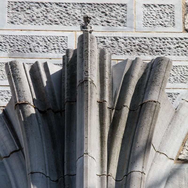 pilier / Eglise Notre-Dame[Huy]