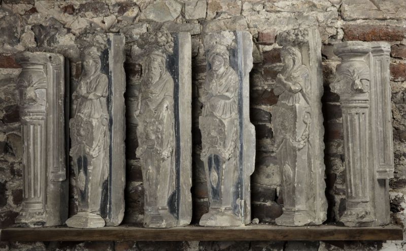 Fragment d'une tourelle eucharistique : Atlantes, cariatides gainés et colonnes doriques, balustre à décor de guirlandes
