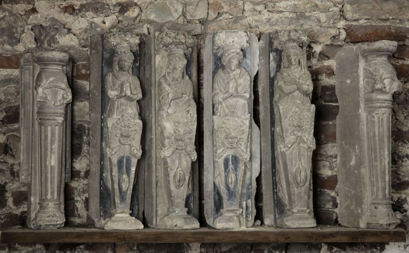 Fragment d'une tourelle eucharistique : Atlantes, cariatides gainés et colonnes doriques, balustre à décor de guirlandes