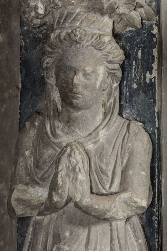 Fragment d'une tourelle eucharistique : Atlantes, cariatides gainés et colonnes doriques, balustre à décor de guirlandes