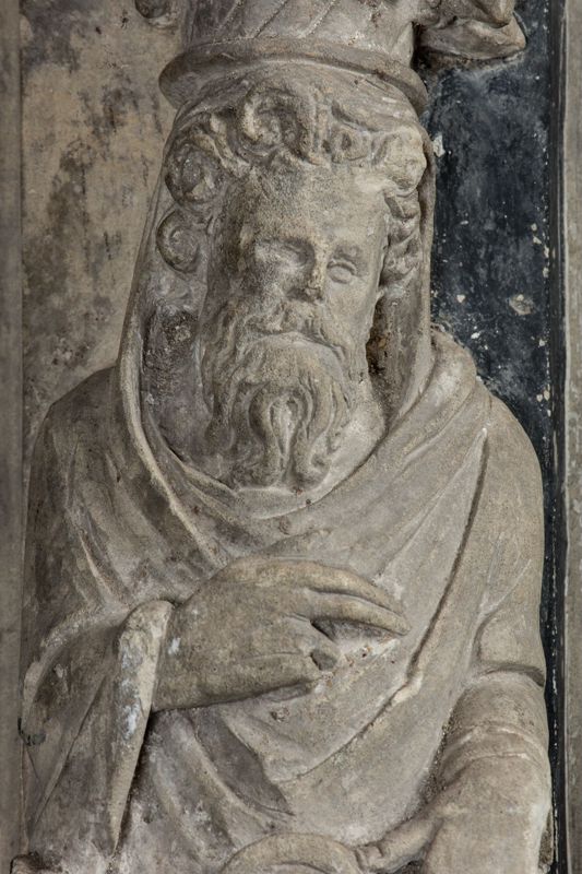 Fragment d'une tourelle eucharistique : Atlantes, cariatides gainés et colonnes doriques, balustre à décor de guirlandes