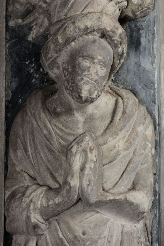 Fragment d'une tourelle eucharistique : Atlantes, cariatides gainés et colonnes doriques, balustre à décor de guirlandes