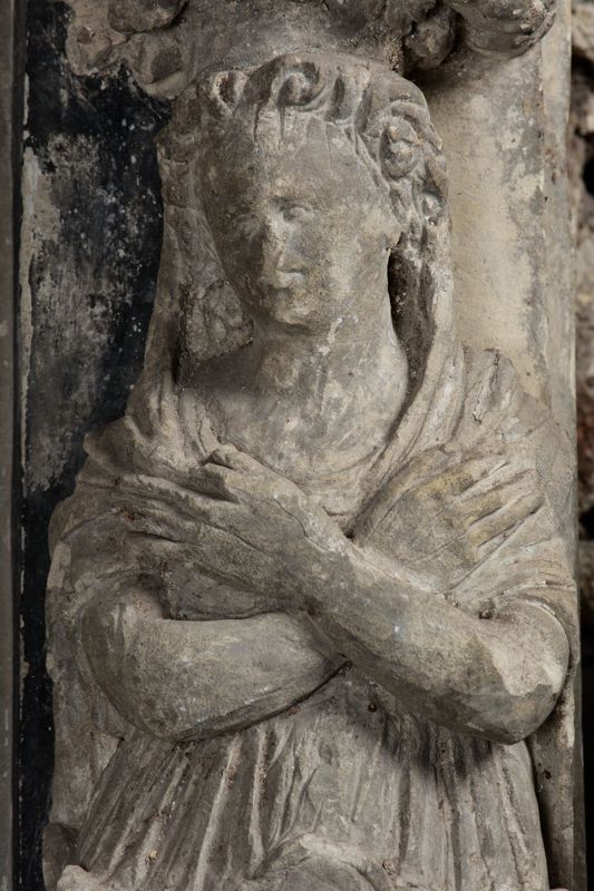 Fragment d'une tourelle eucharistique : Atlantes, cariatides gainés et colonnes doriques, balustre à décor de guirlandes