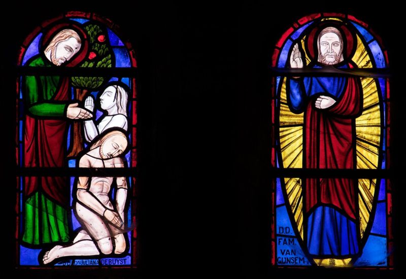 Vitrail de la Création : sixième jour : Création d’Adam et Eve (à gauche)
