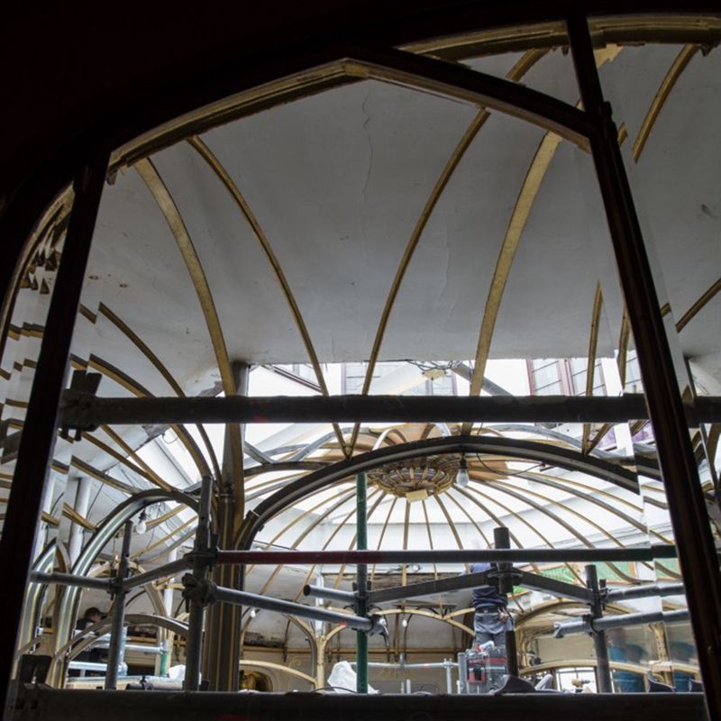 Reportage en cours de restauration de la coupole du jardin d'hiver de l'Hôtel van Eetvelde, avenue Palmerston 4 à Bruxelles, par l'atelier Mestdagh de Merelbeke, sous la direction de l'architecte Barbara Van Der Wee