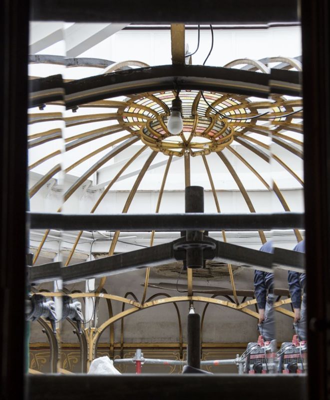 Reportage en cours de restauration de la coupole du jardin d'hiver de l'Hôtel van Eetvelde, avenue Palmerston 4 à Bruxelles, par l'atelier Mestdagh de Merelbeke, sous la direction de l'architecte Barbara Van Der Wee