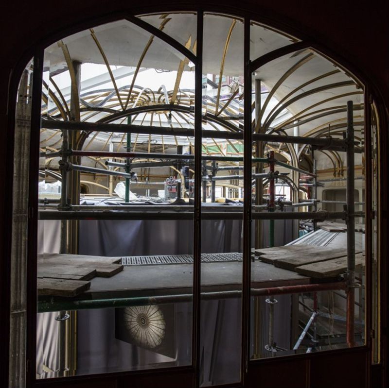 Reportage en cours de restauration de la coupole du jardin d'hiver de l'Hôtel van Eetvelde, avenue Palmerston 4 à Bruxelles, par l'atelier Mestdagh de Merelbeke, sous la direction de l'architecte Barbara Van Der Wee