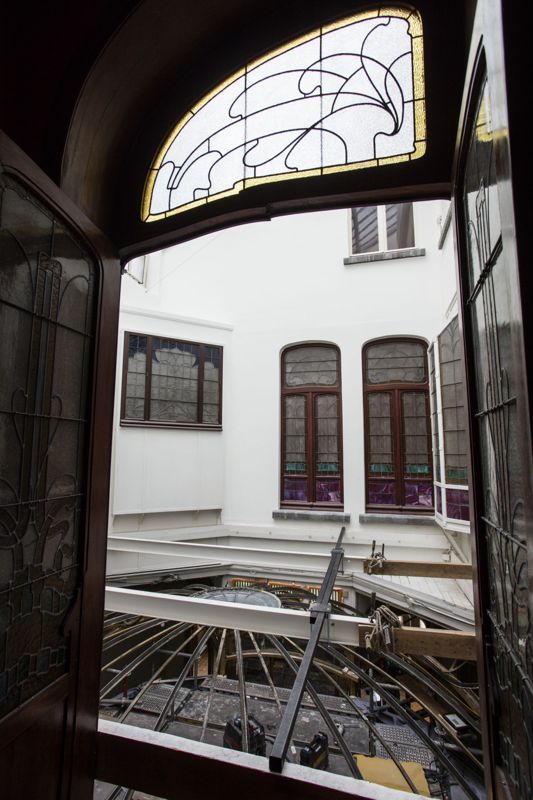 Reportage en cours de restauration de la coupole du jardin d'hiver de l'Hôtel van Eetvelde, avenue Palmerston 4 à Bruxelles, par l'atelier Mestdagh de Merelbeke, sous la direction de l'architecte Barbara Van Der Wee