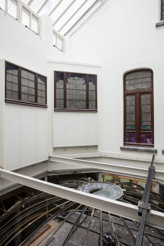Reportage en cours de restauration de la coupole du jardin d'hiver de l'Hôtel van Eetvelde, avenue Palmerston 4 à Bruxelles, par l'atelier Mestdagh de Merelbeke, sous la direction de l'architecte Barbara Van Der Wee