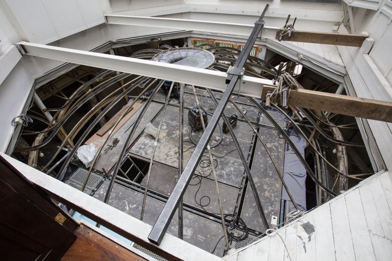 Reportage en cours de restauration de la coupole du jardin d'hiver de l'Hôtel van Eetvelde, avenue Palmerston 4 à Bruxelles, par l'atelier Mestdagh de Merelbeke, sous la direction de l'architecte Barbara Van Der Wee