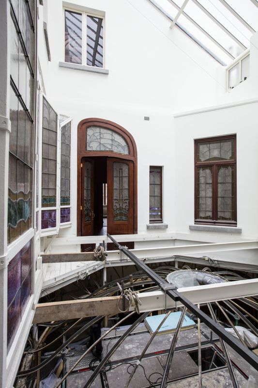 Reportage en cours de restauration de la coupole du jardin d'hiver de l'Hôtel van Eetvelde, avenue Palmerston 4 à Bruxelles, par l'atelier Mestdagh de Merelbeke, sous la direction de l'architecte Barbara Van Der Wee