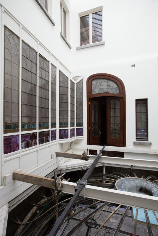 Reportage en cours de restauration de la coupole du jardin d'hiver de l'Hôtel van Eetvelde, avenue Palmerston 4 à Bruxelles, par l'atelier Mestdagh de Merelbeke, sous la direction de l'architecte Barbara Van Der Wee