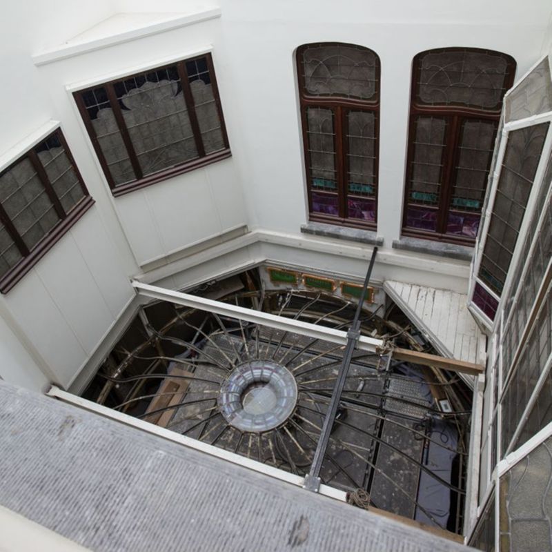 Reportage en cours de restauration de la coupole du jardin d'hiver de l'Hôtel van Eetvelde, avenue Palmerston 4 à Bruxelles, par l'atelier Mestdagh de Merelbeke, sous la direction de l'architecte Barbara Van Der Wee