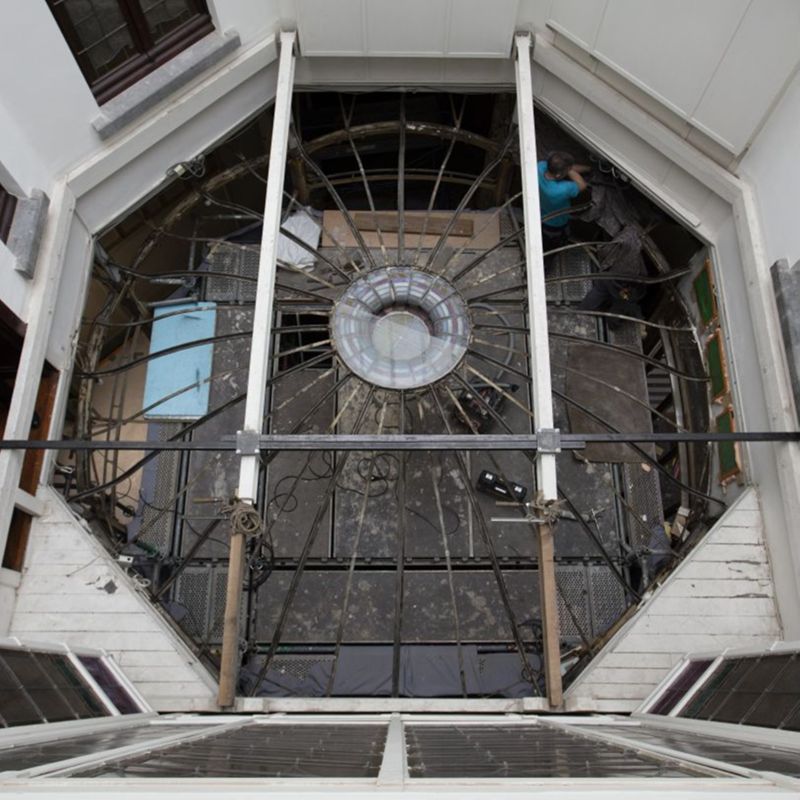 Reportage en cours de restauration de la coupole du jardin d'hiver de l'Hôtel van Eetvelde, avenue Palmerston 4 à Bruxelles, par l'atelier Mestdagh de Merelbeke, sous la direction de l'architecte Barbara Van Der Wee
