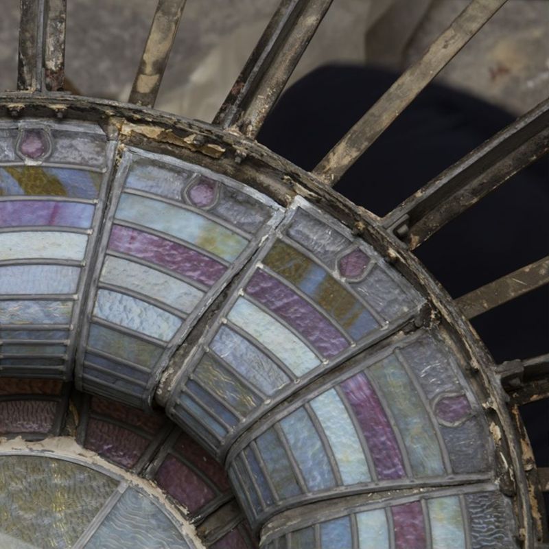 Reportage en cours de restauration de la coupole du jardin d'hiver de l'Hôtel van Eetvelde, avenue Palmerston 4 à Bruxelles, par l'atelier Mestdagh de Merelbeke, sous la direction de l'architecte Barbara Van Der Wee