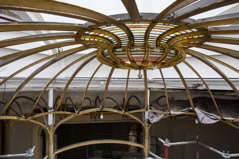 Reportage en cours de restauration de la coupole du jardin d'hiver de l'Hôtel van Eetvelde, avenue Palmerston 4 à Bruxelles, par l'atelier Mestdagh de Merelbeke, sous la direction de l'architecte Barbara Van Der Wee