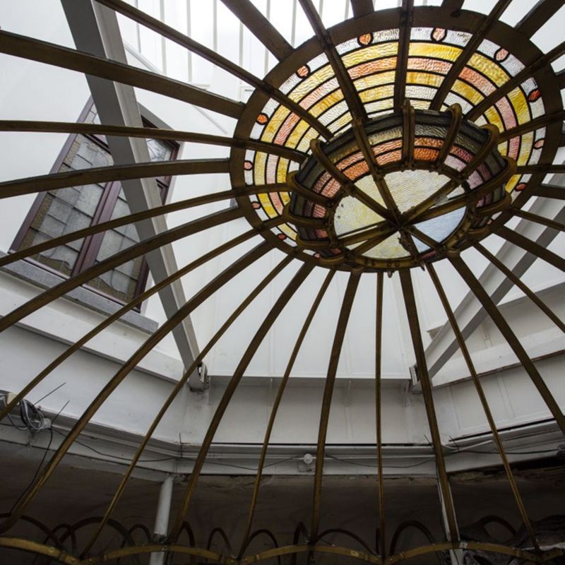 Reportage en cours de restauration de la coupole du jardin d'hiver de l'Hôtel van Eetvelde, avenue Palmerston 4 à Bruxelles, par l'atelier Mestdagh de Merelbeke, sous la direction de l'architecte Barbara Van Der Wee