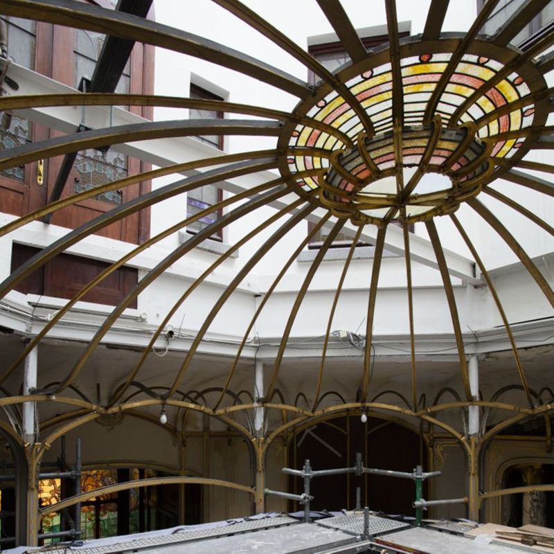 Reportage en cours de restauration de la coupole du jardin d'hiver de l'Hôtel van Eetvelde, avenue Palmerston 4 à Bruxelles, par l'atelier Mestdagh de Merelbeke, sous la direction de l'architecte Barbara Van Der Wee