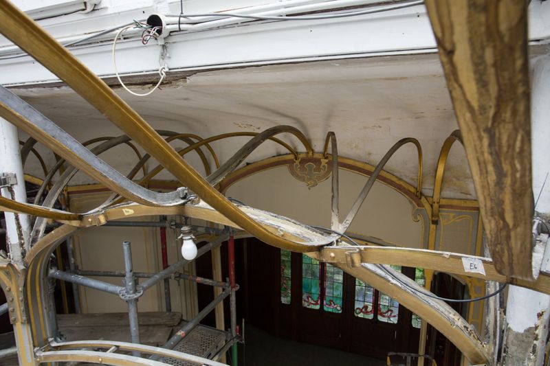 Reportage en cours de restauration de la coupole du jardin d'hiver de l'Hôtel van Eetvelde, avenue Palmerston 4 à Bruxelles, par l'atelier Mestdagh de Merelbeke, sous la direction de l'architecte Barbara Van Der Wee