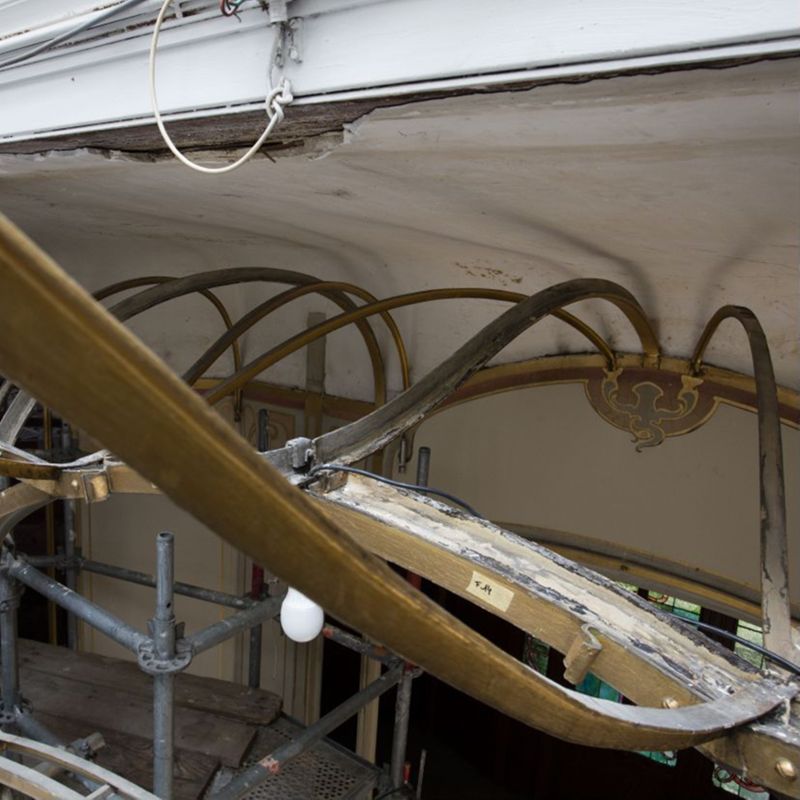Reportage en cours de restauration de la coupole du jardin d'hiver de l'Hôtel van Eetvelde, avenue Palmerston 4 à Bruxelles, par l'atelier Mestdagh de Merelbeke, sous la direction de l'architecte Barbara Van Der Wee
