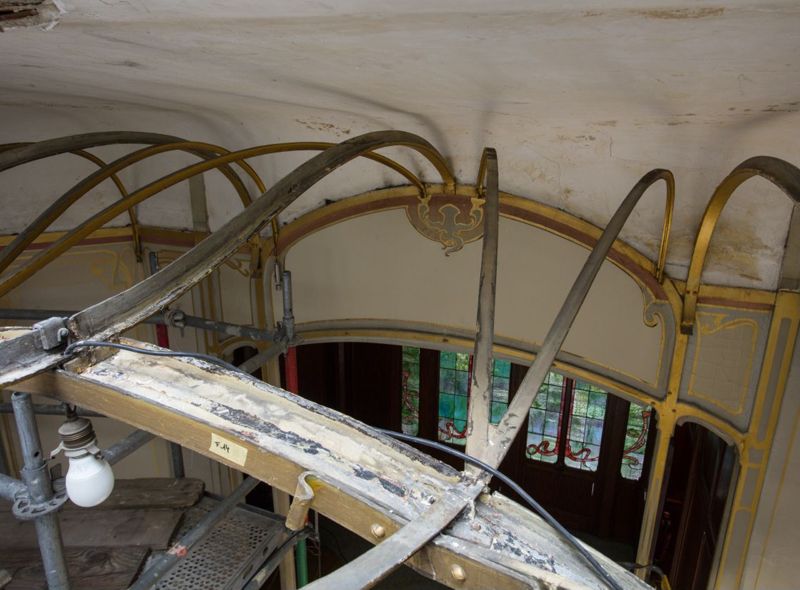 Reportage en cours de restauration de la coupole du jardin d'hiver de l'Hôtel van Eetvelde, avenue Palmerston 4 à Bruxelles, par l'atelier Mestdagh de Merelbeke, sous la direction de l'architecte Barbara Van Der Wee