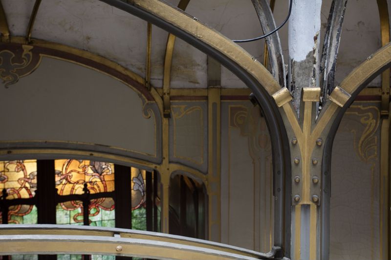 Reportage en cours de restauration de la coupole du jardin d'hiver de l'Hôtel van Eetvelde, avenue Palmerston 4 à Bruxelles, par l'atelier Mestdagh de Merelbeke, sous la direction de l'architecte Barbara Van Der Wee