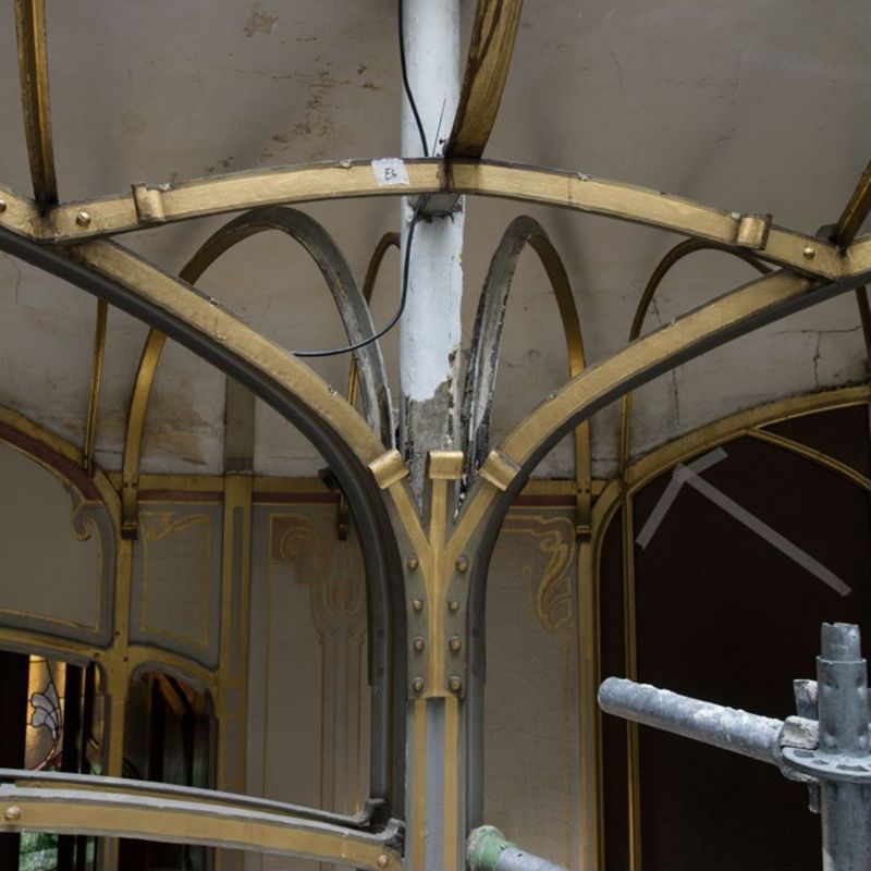 Reportage en cours de restauration de la coupole du jardin d'hiver de l'Hôtel van Eetvelde, avenue Palmerston 4 à Bruxelles, par l'atelier Mestdagh de Merelbeke, sous la direction de l'architecte Barbara Van Der Wee