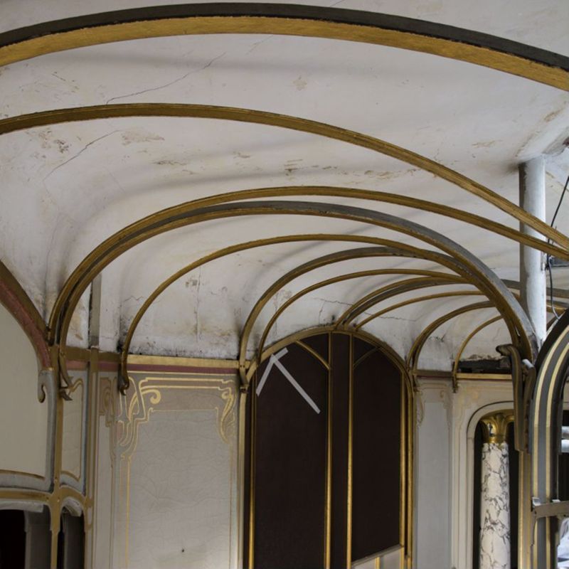 Reportage en cours de restauration de la coupole du jardin d'hiver de l'Hôtel van Eetvelde, avenue Palmerston 4 à Bruxelles, par l'atelier Mestdagh de Merelbeke, sous la direction de l'architecte Barbara Van Der Wee