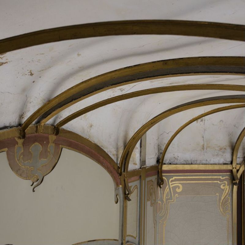 Reportage en cours de restauration de la coupole du jardin d'hiver de l'Hôtel van Eetvelde, avenue Palmerston 4 à Bruxelles, par l'atelier Mestdagh de Merelbeke, sous la direction de l'architecte Barbara Van Der Wee