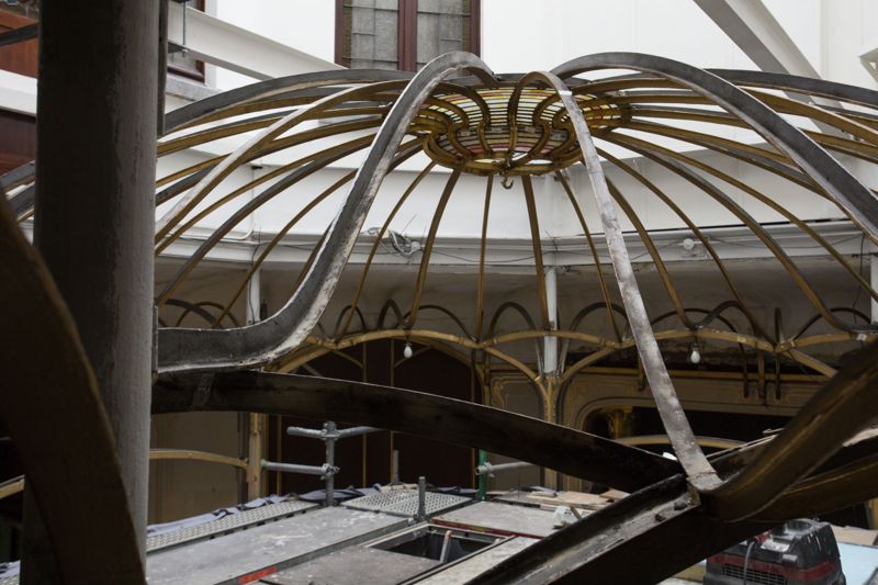 Reportage en cours de restauration de la coupole du jardin d'hiver de l'Hôtel van Eetvelde, avenue Palmerston 4 à Bruxelles, par l'atelier Mestdagh de Merelbeke, sous la direction de l'architecte Barbara Van Der Wee