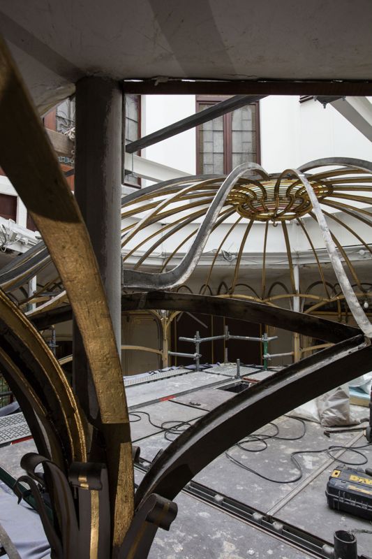 Reportage en cours de restauration de la coupole du jardin d'hiver de l'Hôtel van Eetvelde, avenue Palmerston 4 à Bruxelles, par l'atelier Mestdagh de Merelbeke, sous la direction de l'architecte Barbara Van Der Wee