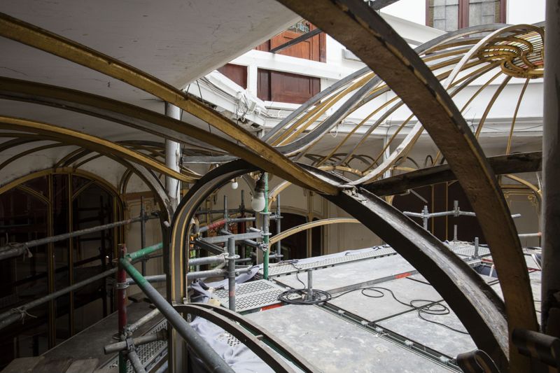 Reportage en cours de restauration de la coupole du jardin d'hiver de l'Hôtel van Eetvelde, avenue Palmerston 4 à Bruxelles, par l'atelier Mestdagh de Merelbeke, sous la direction de l'architecte Barbara Van Der Wee