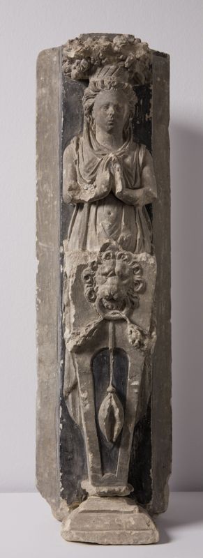 Fragment d'une tourelle eucharistique : Atlantes, cariatides gainés et colonnes doriques, balustre à décor de guirlandes