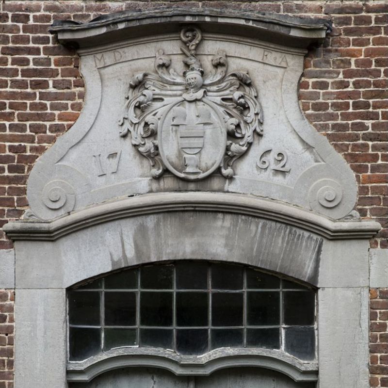 Porte et linteau orné de la date 1762