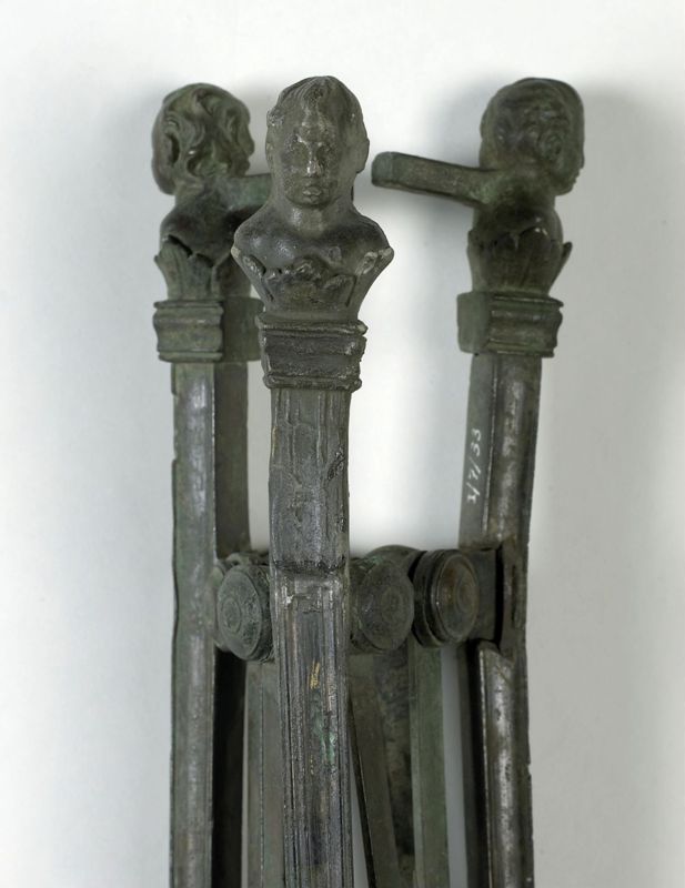 trépied[socle] / Musée Curtius