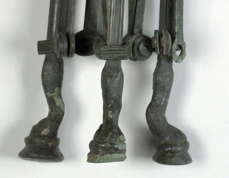 trépied[socle] / Musée Curtius
