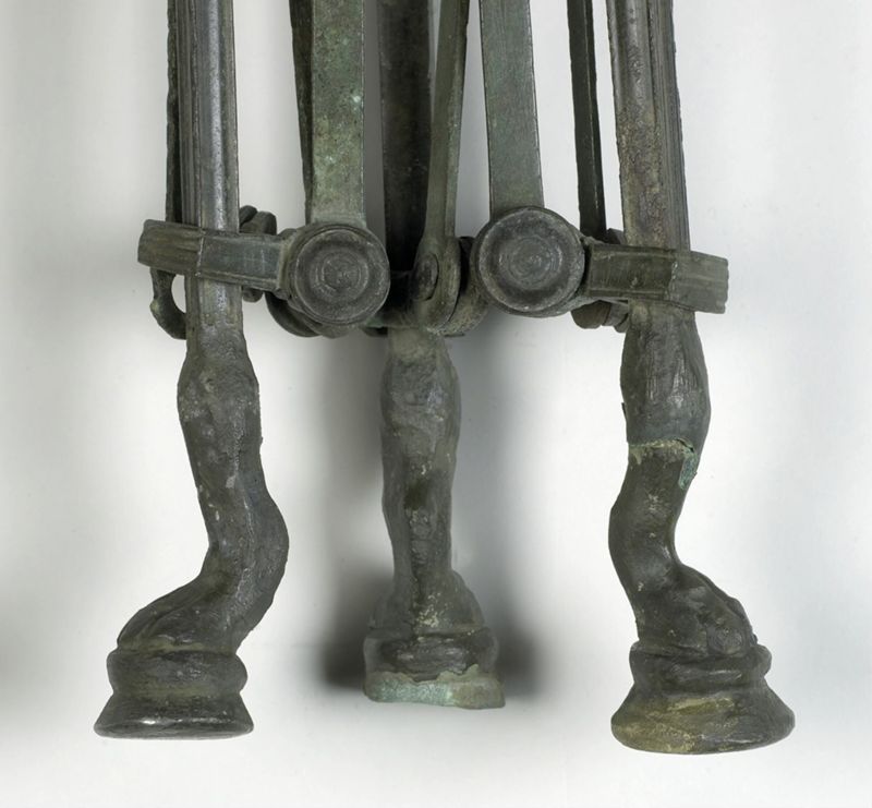 trépied[socle] / Musée Curtius
