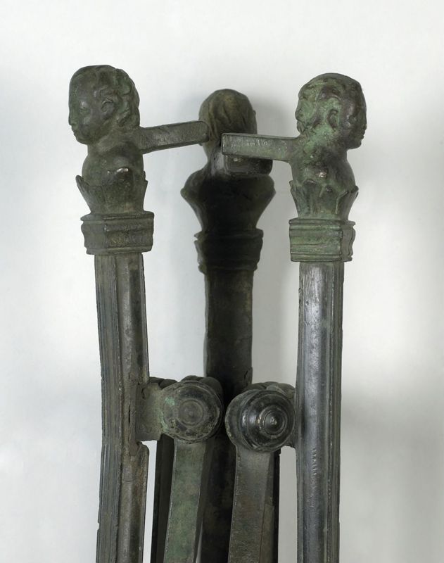 trépied[socle] / Musée Curtius