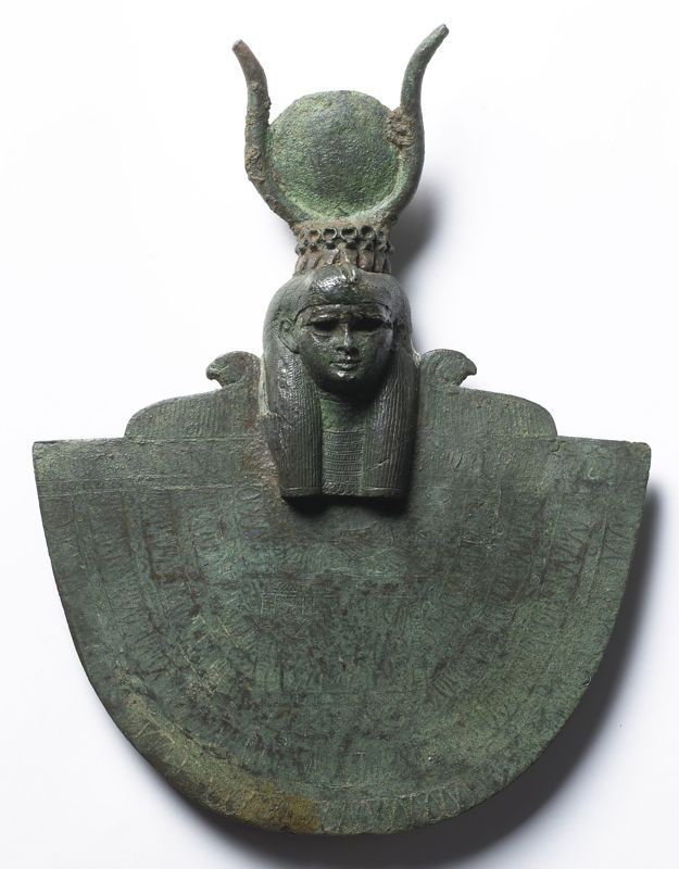 Egide de bouclier à l'effigie de la déesse Isis-Hathor