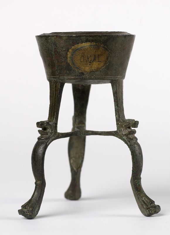 Petit vase sur trépied