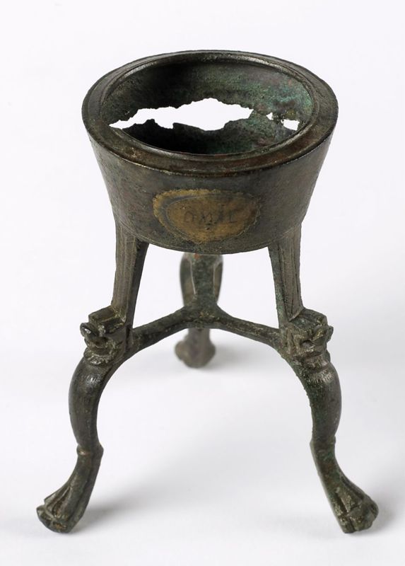Petit vase sur trépied
