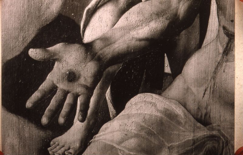 Christus met doornen gekroond tussen twee engelen