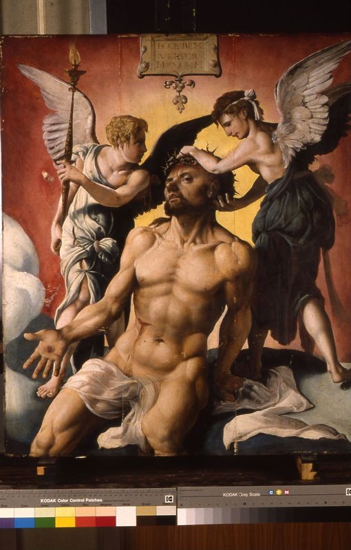 Christus met doornen gekroond tussen twee engelen